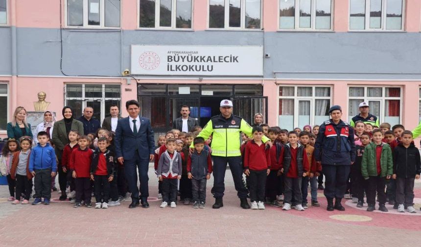 Jandarma Öğrencileri Trafik Konusunda Bilgilendirmeye Devam Ediyor