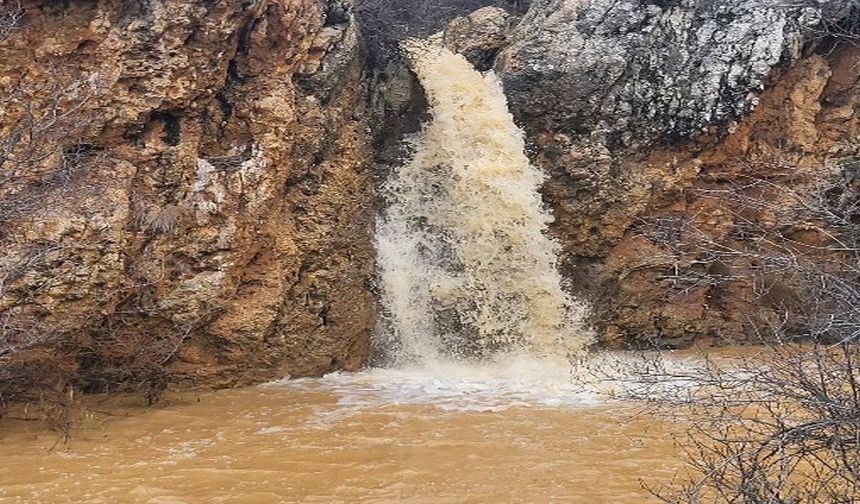 Dinar'da 7 Yıldır Akmayan Şelale Akmaya Başladı