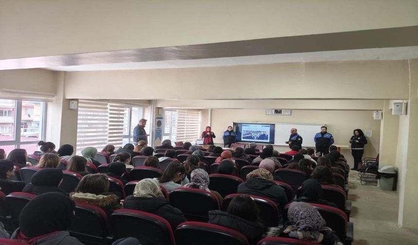 Polis Sandıklı’da Öğrencileri Bilgilendirdi