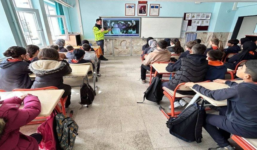 Jandarma Öğrencileri Trafik Kuralları Hakkında Bilgilendirdi
