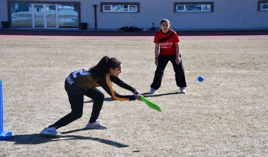 Küçük Kızlar Kriket Müsabakaları Tamamlandı