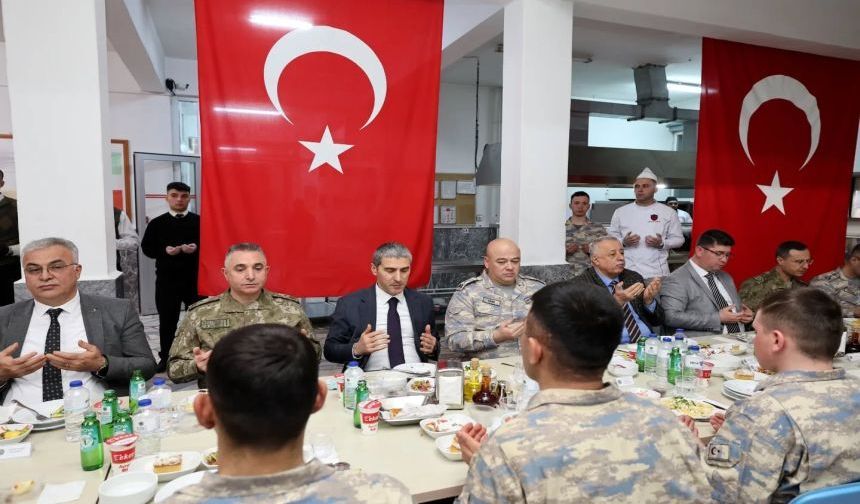 Vali Aktaş İftarını 17.Hava Savunma Komutanlığında Yaptı