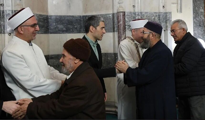 Vali ve Müftü Bayram Namazını İmaret Camii’nde Kıldı