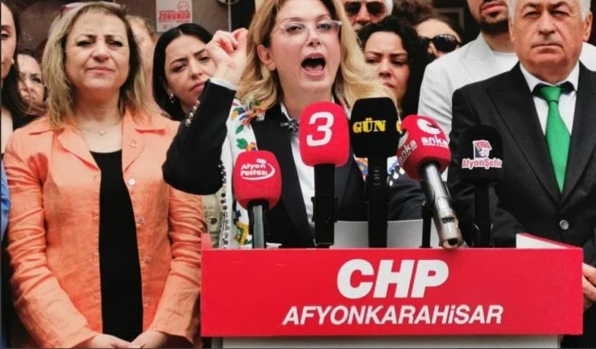Kaya,"Dün 'Halk Düşmanı' Dediklerinin Bugün Rozetini Taktın"