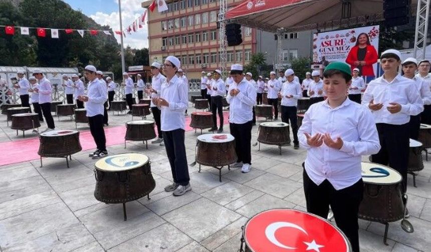Vatandaşa 50 Bin Kap 40 Hatimli Şifalı Aşure Dağıtıldı