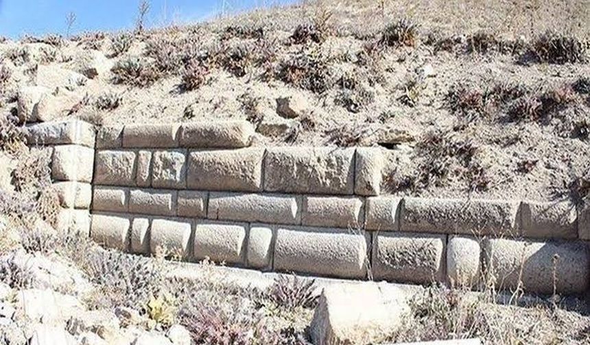 Dinar’ın 8 Bin Kişilik Antik Tiyatrosu Yeniden Kazılmayı Bekliyor