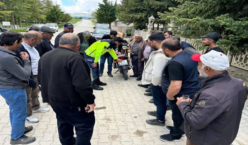 Jandarma Vatandaşları Trafik Kuralları Konusunda Bilgilendirdi