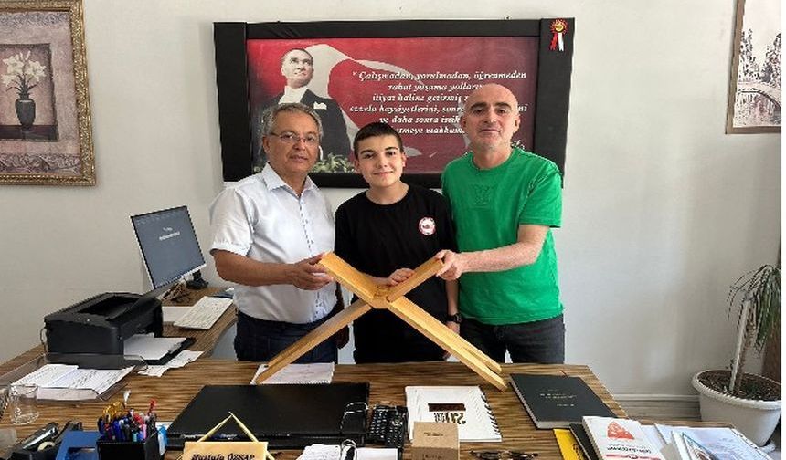 Kur’an-ı Kerim Bölge Birincisine Anlamlı Hediye: Afyonlu Ustadan El Emeği Rahle
