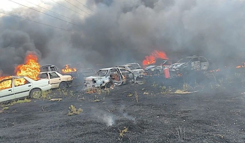 Hurda Araç Deposunda Çıkan Yangında Çok Sayıda Araç Yandı