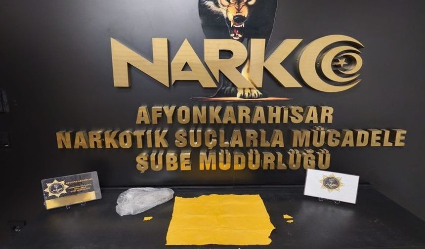 Polis Peçeteye Emdirilmiş Uyuşturucu Ele Geçirdi