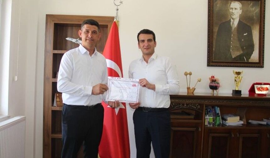 Kaymakam'dan Muhtara Başarı Ödülü...