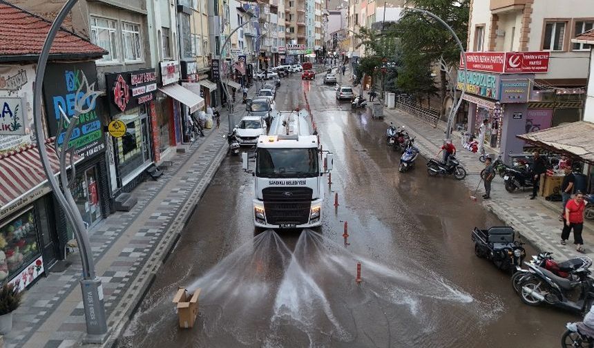 Sandıklı'da Yollar Yıkandı