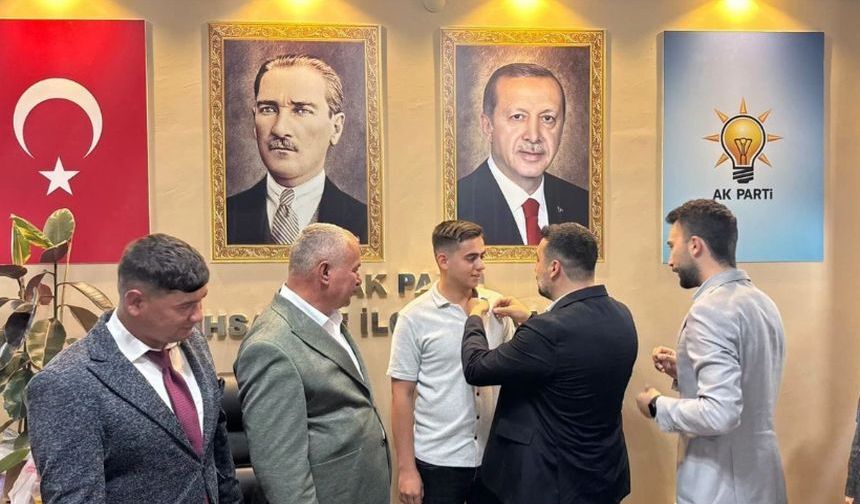 Dr.Özgür Kavak'tan İhsaniye'de gençlere rozet takdimi