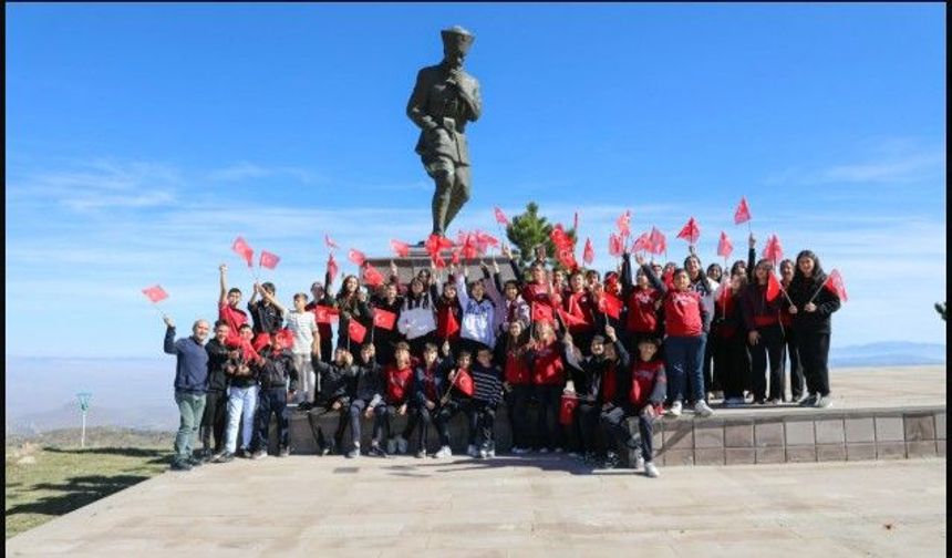 Afyon Belediyesi’nden Öğrencilere Zafer Yolculuğu